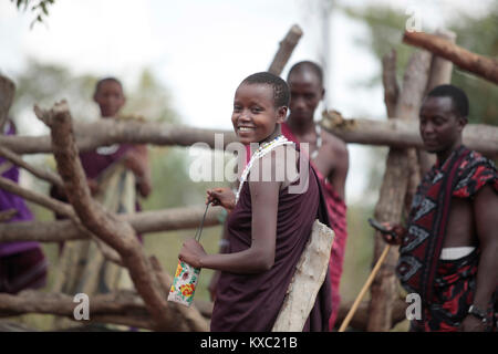 Eine Massai-frau lächelt, wenn Ihr Foto bei memba Wald in der Nähe von Bezirk, Kilosa Changarawe in Tansania am 22. August 2017. Stockfoto