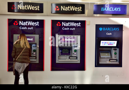 Frau an Bank ATM Geldautomaten Stockfoto