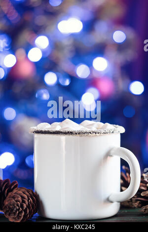 Emaille White Coffee Mug Tasse Kakao heißen Getränk trinken mit Marshmallow Stockfoto
