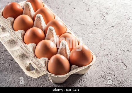 Bauernhof rohe frische Ei in Pack auf graue Tabelle Rührei, Omelette Spiegelei Stockfoto
