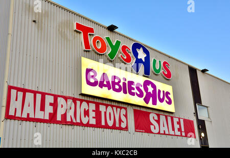 ToysRUs, BabiesRUs, Toy Store zum halben Preis Verkauf Zeichen auf UK Store, Cribbs Causeway, Bristol Stockfoto