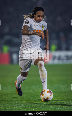 Verteidiger Kevin Mbabu von Jungen in Aktion mit einem Ball während des Spiels Stockfoto