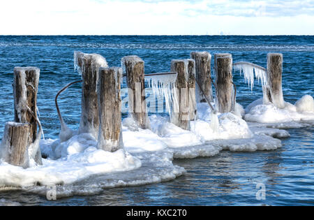 Gefrorene pillions der alten Fähranleger, Stoney Creek, Ontario, Kanada. Stockfoto