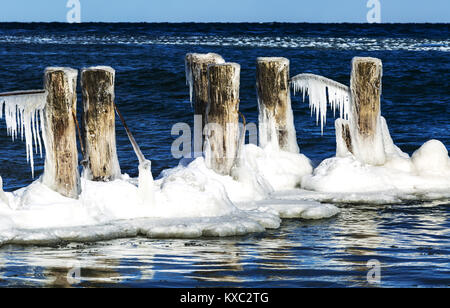 Gefrorene pillions der alten Fähranleger, Stoney Creek, Ontario, Kanada. Stockfoto