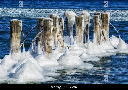 Gefrorene pillions der alten Fähranleger, Stoney Creek, Ontario, Kanada. Stockfoto