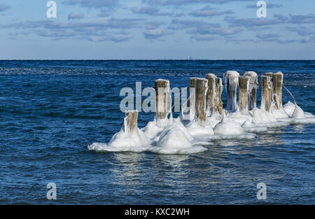 Gefrorene pillions der alten Fähranleger, Stoney Creek, Ontario, Kanada. Stockfoto