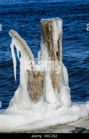 Gefrorene pillions der alten Fähranleger, Stoney Creek, Ontario, Kanada. Stockfoto