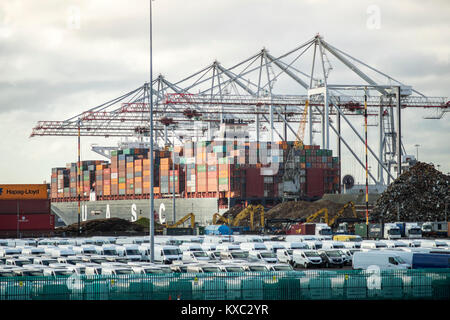 Container/Cargo Schiff im Hafen von Southampton Dezember 2017, England, UK geladen/entladen Stockfoto