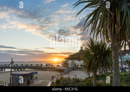 Bournemouth Strand und Strandpromenade während einer spektakulären Sonnenuntergang in Januar 2018, Bournemouth, Dorset, England, Großbritannien Stockfoto