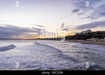 Strand von Bournemouth Seafront während einer spektakulären Sonnenuntergang Januar 2018, Bournemouth, Drorset, England, Großbritannien Stockfoto