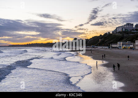 Strand von Bournemouth Seafront während einer spektakulären Sonnenuntergang Januar 2018, Bournemouth, Drorset, England, Großbritannien Stockfoto