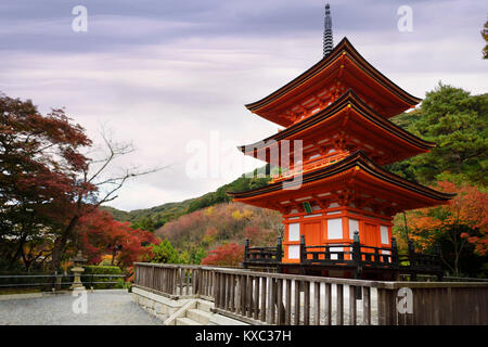 Koyasu Pagode zu Koyasu Kannon, die Göttin der Geburt, Kiyomizu-dera Buddhistischen Tempel im Herbst. Kyoto, Kyoto, Japan 2017. Stockfoto