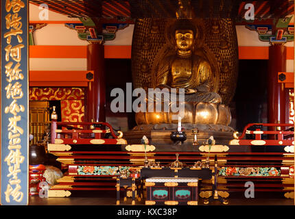 Buddha Statue an einem Altar in Kiyomizu-dera buddhistischen Tempel in Kyoto, Japan 2017 Stockfoto