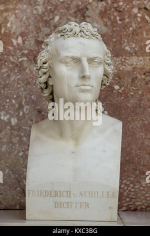 Deutsche Dichter Friedrich Schiller. Marmorbüste von deutschen Bildhauer Johann Heinrich Dannecker (1794) in die Hall of Fame in der Gedenkstätte Walhalla bei Regensburg in Bayern, Deutschland. Stockfoto