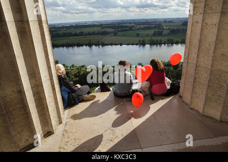 Menschen genießen Sie die Aussicht auf die Donau sitzen auf dem Stylobat der Gedenkstätte Walhalla bei Regensburg in Bayern, Deutschland. Stockfoto