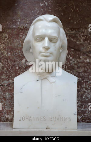 Deutsche Komponist und Pianist Johannes Brahms. Marmorbüste von Tschechischen Bildhauer Milan Knobloch (2000), das auf dem Display in der Halle des Ruhmes in der Gedenkstätte Walhalla bei Regensburg in Bayern, Deutschland. Stockfoto