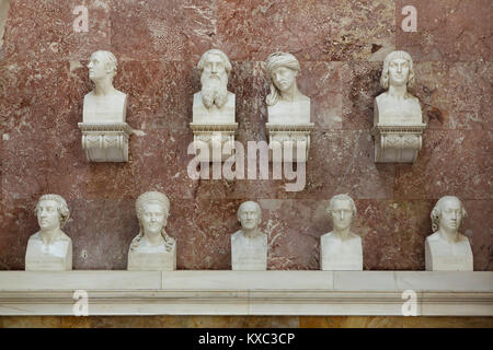 Marmorbüsten der lobenswerten und zeichnet die Menschen in der deutschen Geschichte auf der Anzeige in der Halle des Ruhmes in der Gedenkstätte Walhalla bei Regensburg in Bayern, Deutschland. Zarin Katharina die Große von Russland (2 L) und deutschen Philosophen Immanuel Kant (C) sind in der unteren Ebene gesehen, während die Deutschen Drucker und Verleger Johannes Gutenberg (2 L) und Niederländischen Renaissance Maler Jan van Eyck (2. R) in der oberen Ebene gesehen werden. Stockfoto