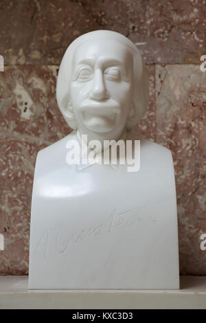 In Deutschland geborene Physiker Albert Einstein. Marmorbüste von deutschen Bildhauer Wilhelm Uhlig (1990), das auf dem Display in der Halle des Ruhmes in der Gedenkstätte Walhalla bei Regensburg in Bayern, Deutschland. Stockfoto