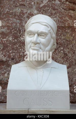 Deutsche Mathematiker Carl Friedrich Gauß. Marmorbüste von deutschen Bildhauer Georg Arfmann (2007) auf der Anzeige in der Halle des Ruhmes in der Gedenkstätte Walhalla bei Regensburg in Bayern, Deutschland. Stockfoto