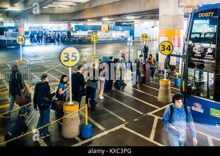 Washington DC, USA - 27. Oktober 2017: Innerhalb der Union Station Parkplatz für Busse in der Hauptstadt mit MegaBus Linie Warteschlange Stockfoto
