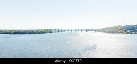 Patapsco river panorama mit Highway bridges in Tag in Baltimore, Maryland, USA Stockfoto