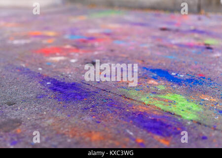 Makro Nahaufnahme von bunte Kreide Kunst auf Boden mit Lila, Blau und Grün auf Asphalt Straße Bürgersteig in der Stadt New York City, Manhattan Stockfoto
