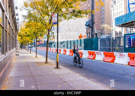 New York City, USA - 27. Oktober 2017: Herbst, mit Bäumen gesäumten Strasse mit goldenen Laub auf den Bäumen, Gehweg, Bau, und AA Ichiban Sushi Restaurant o Stockfoto