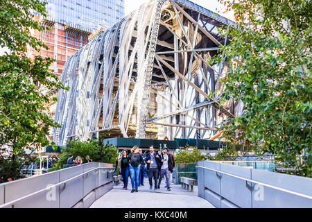 New York City, USA - 27. Oktober 2017: Highline, High Line, Urban Garden in New York City mit vielen Menschen Touristen wandern in Chelsea West Side von Hudson Yards Stockfoto