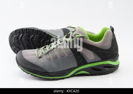 Outdoor Schuhe für Mann für unterschiedliche Aktivitäten, Trail Running, Laufen, Klettern, Wandern, Studio schießen auf weißem Hintergrund Stockfoto