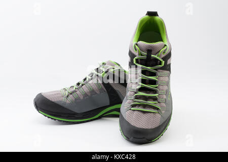 Outdoor Schuhe für Mann für unterschiedliche Aktivitäten, Trail Running, Laufen, Klettern, Wandern, Studio schießen auf weißem Hintergrund Stockfoto