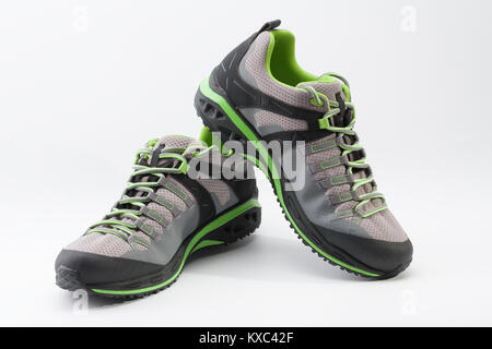 Outdoor Schuhe für Mann für unterschiedliche Aktivitäten, Trail Running, Laufen, Klettern, Wandern, Studio schießen auf weißem Hintergrund Stockfoto