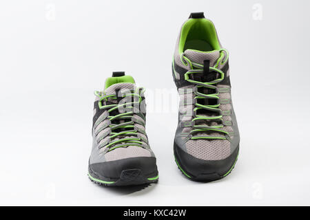 Outdoor Schuhe für Mann für unterschiedliche Aktivitäten, Trail Running, Laufen, Klettern, Wandern, Studio schießen auf weißem Hintergrund Stockfoto