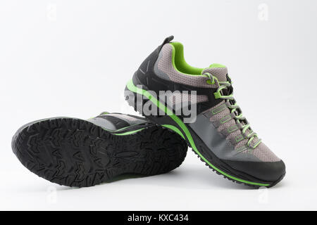 Outdoor Schuhe für Mann für unterschiedliche Aktivitäten, Trail Running, Laufen, Klettern, Wandern, Studio schießen auf weißem Hintergrund Stockfoto