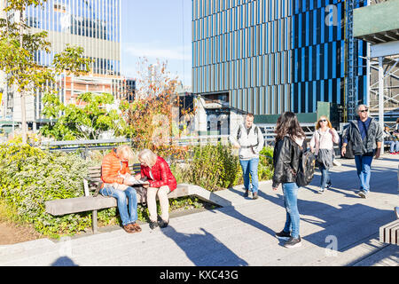 New York City, USA - 27. Oktober 2017: Highline, High Line, Urban Garden in New York City mit vielen Touristen in Chelsea West Side von Hudson Yards sitzen Stockfoto