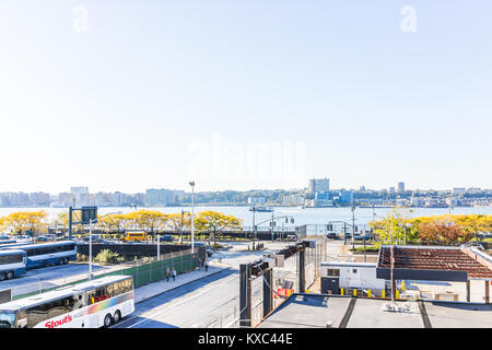 New York City, USA - 27. Oktober 2017: Blick auf den Hudson River von Highline, High Line, Urban in NYC mit Busse, Menschen, in Chelsea West Side von Hudson Stockfoto