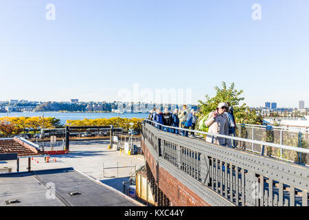 New York City, USA - 27. Oktober 2017: Blick auf den Hudson River von Highline, High Line, Urban in NYC mit Busse, Menschen, in Chelsea West Side von Hudson Stockfoto