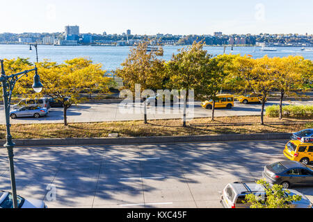 New York City, USA - 27. Oktober 2017: Blick auf den Hudson River von Highline, High Line, Urban in NYC mit 12 avenue unten, in Chelsea West Side durch Hud Stockfoto