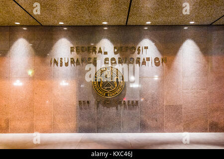 Washington DC, USA - Dezember 28, 2017: FDIC United States Federal Deposit Insurance Corporation Zeichen an der Wand von Gebäude mit Logo auf der 17th Street in Stockfoto