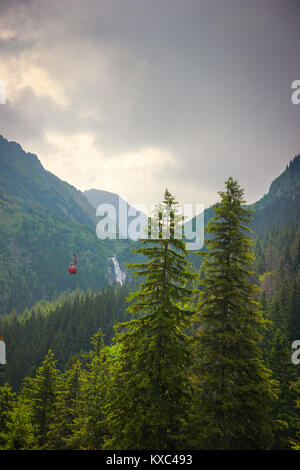 Seilbahn mit grünen Wäldern am Balea Cascada in Hermannstadt, Rumänien Stockfoto