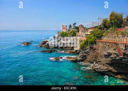 Marine mit der mediterranen Küste und der Promenade in Genua Nervi, Ligurien, Italien Stockfoto