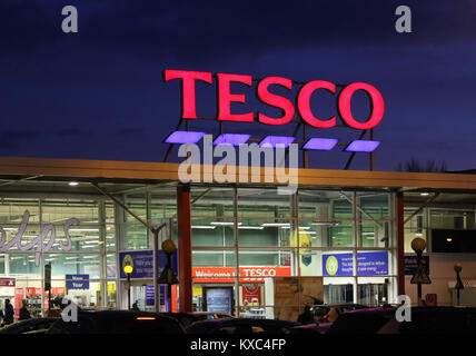 Tesco und Tesco Schild am Supermarkt Tesco in Großbritannien. Stockfoto