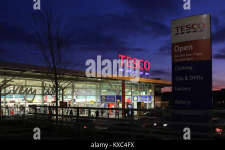 Tesco und Tesco Schild am Supermarkt Tesco in Großbritannien. Stockfoto