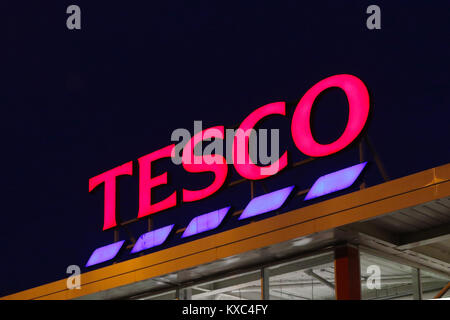 Tesco und beleuchtete Zeichen bei Tesco Supermarkt Tesco in Großbritannien. Stockfoto