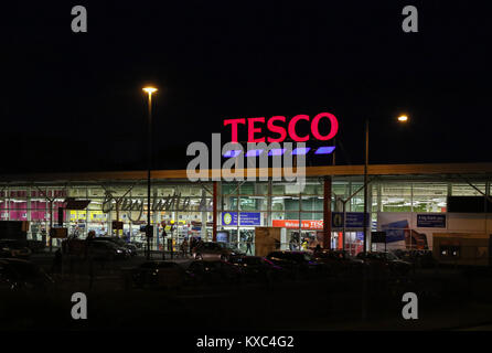 Tesco und Tesco Schild am Supermarkt Tesco in Großbritannien. Stockfoto