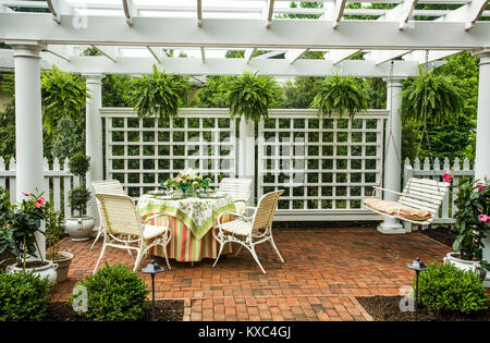 Elegante Terrasse, Laube, Schaukel Gartenmöbel, Lancasrter County, Pennsylvania, USA, Gartenzimmer Picknick-Tischstühle, Landschaftsgestaltung, Gitterverande Stockfoto