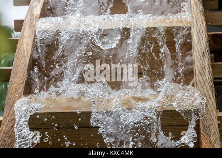 Die Klingen des Mühlrad dreht sich unter Wasser, bis Ansicht schließen, das Open Air Museum. Stockfoto