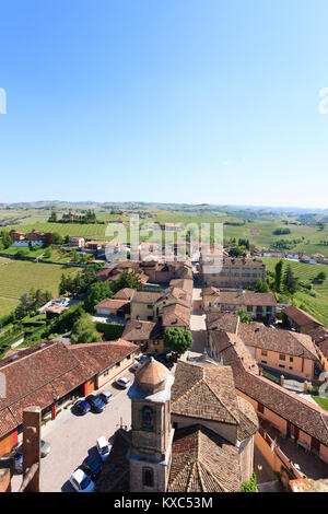 Barbaresco Stadt Luftbild. Weinberge von Langhe Region, Italien Landwirtschaft. UNESCO-Weltkulturerbe Stockfoto