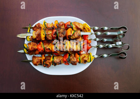 Vom Grill Kebab Kochen auf Metall Spieß Closeup. Gebratenes Fleisch am Grill gekocht. BBQ frisches Rindfleisch Chop Fleischscheiben. Östlichen Traditionsgericht, Schaschlik Stockfoto