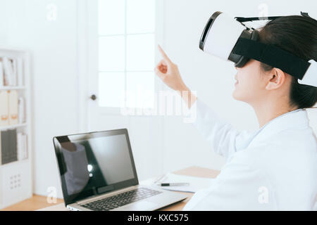 Gerne schöne Arzt Frau VR-Brille Technologie erleben und Suchen 3D-Video mit der Hand berühren Simulation. Stockfoto