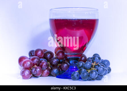 Glas Wein und Trauben im Ultravioletten die Farbe des Jahres Stockfoto